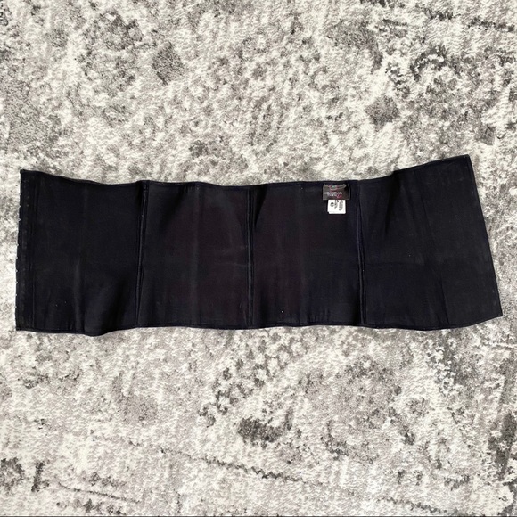 Columbia’s Tropics Waist Trainer - Picture 2 of 3